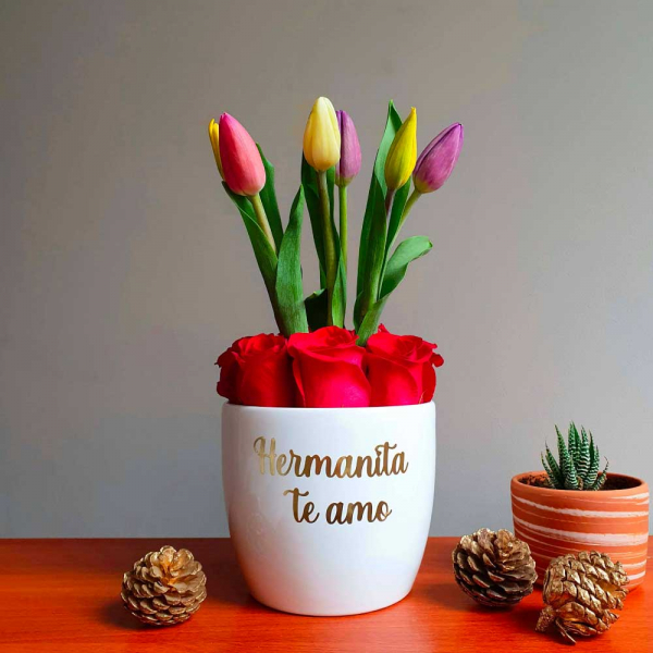 Arreglo floral con 06 tulipanes + rosas en base personalizada
