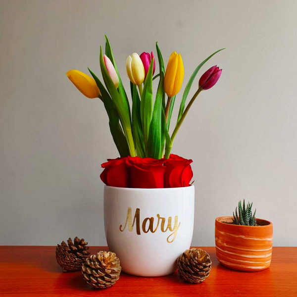 06 Tulipanes + rosas rojas en base de cerámica personalizada
