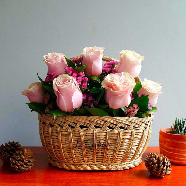 Canasta romana con 12 rosas rosadas
