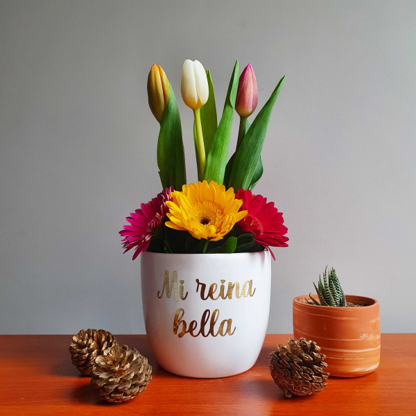 Arreglo floral con 03 tulipanes + gerberas en una base personalizada