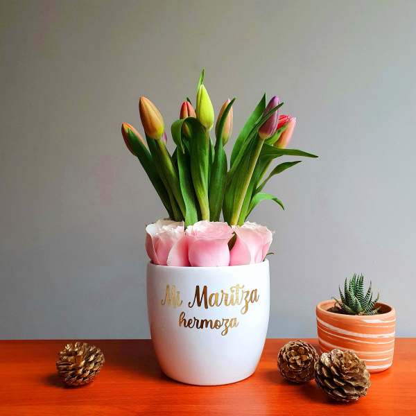 Arreglo floral con 05 tulipanes + rosas en base personalizada